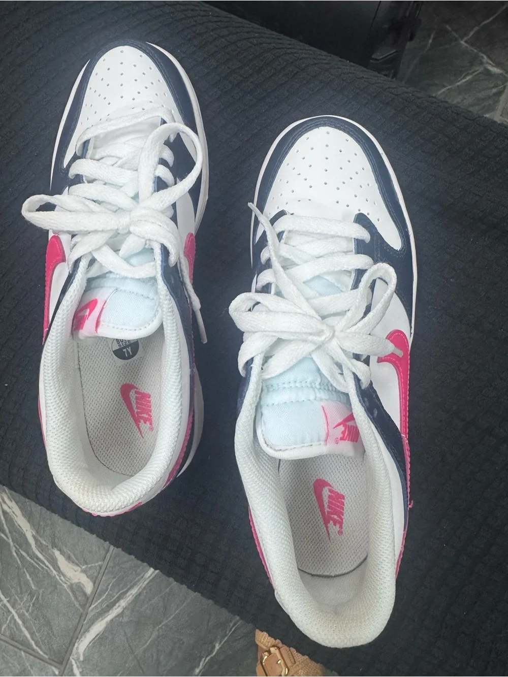 Nike Kids Low-Top Sneakers in Navy, White & Pink    Boys 7Y * Women’s: 8.5